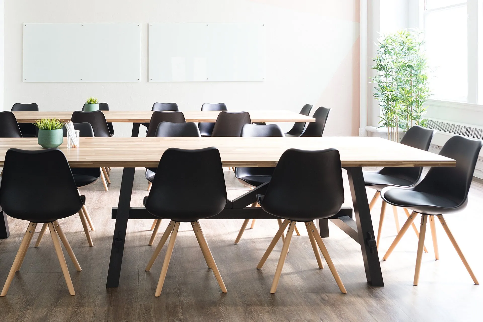 Mesa y sillas vacías en sala de reuniones