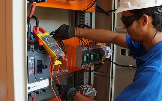 Electricista trabajando en cuadro eléctrico