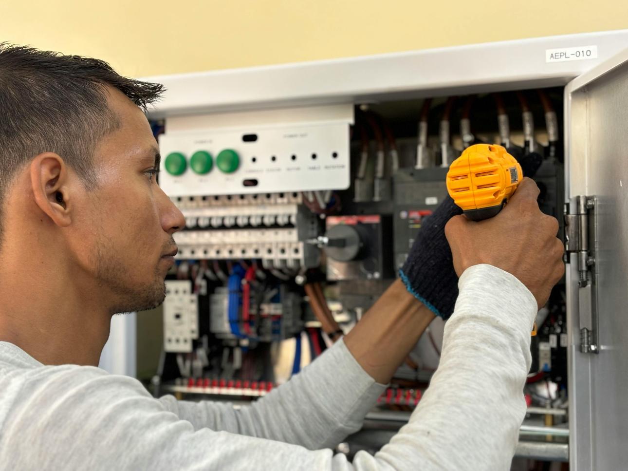 Electricista trabajando en cuadro eléctrico